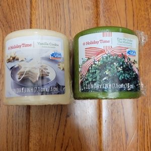 Holiday Time Set of Two Candles Vanilla Cookie and Kiss Me Under the Mistletoe
